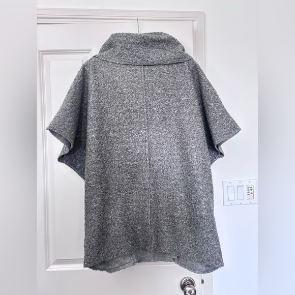 Elegant Gray Women's Poncho - Picture 4 of 4